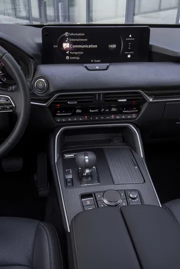 Vista detallada del sistema de infotainment y consola central del Mazda CX-80.