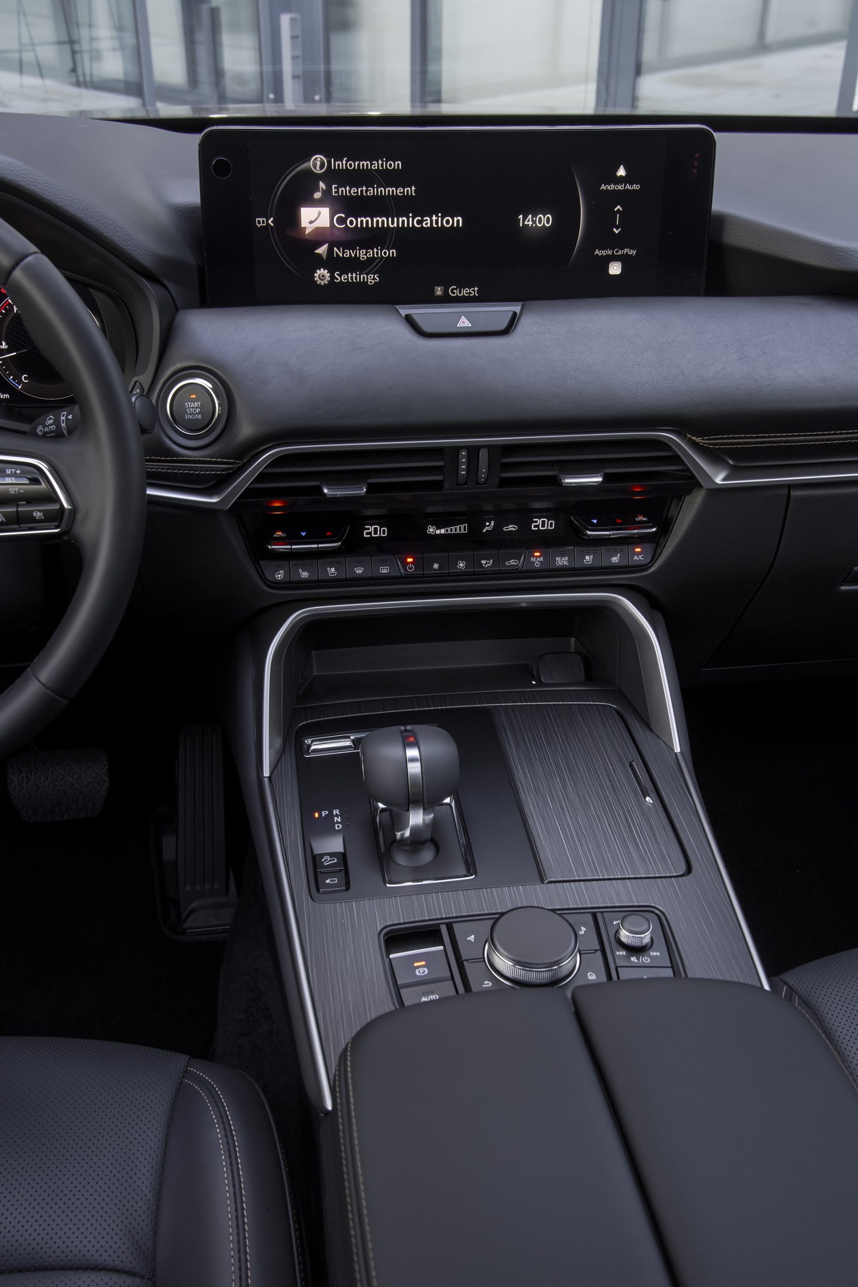 Vista detallada del sistema de infotainment y consola central del Mazda CX-80.