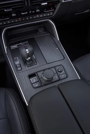 Vista detallada de la consola central del Mazda CX-80, destacando su ergonomía.