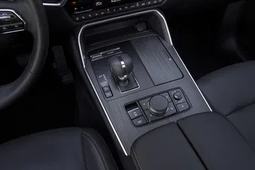 Vista de consola central del Mazda CX-80 con acabados de calidad