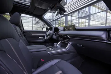 Vista interna del Mazda CX-80 revela acabados premium y amplio espacio.