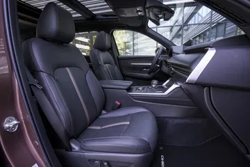 Espacioso interior del Mazda CX-80 con configuración de asientos versátil.