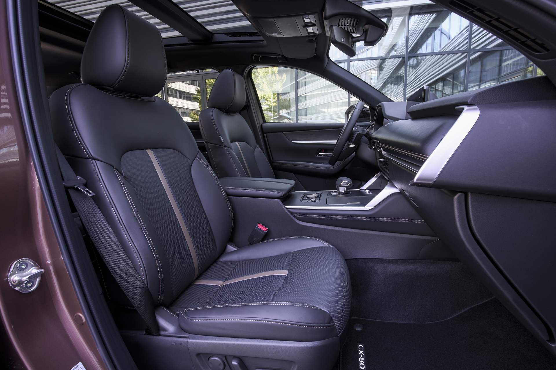 Espacioso interior del Mazda CX-80 con configuración de asientos versátil.