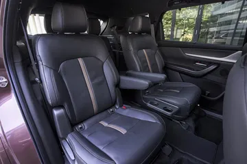 Amplia cabina Mazda CX-80 con asientos cómodos y acabados de calidad.