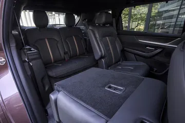 Vista lateral muestra elegancia y confort en la cabina del Mazda CX-80.