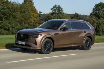 Perfil dinámico que muestra líneas elegantes y robustez del Mazda CX-80.
