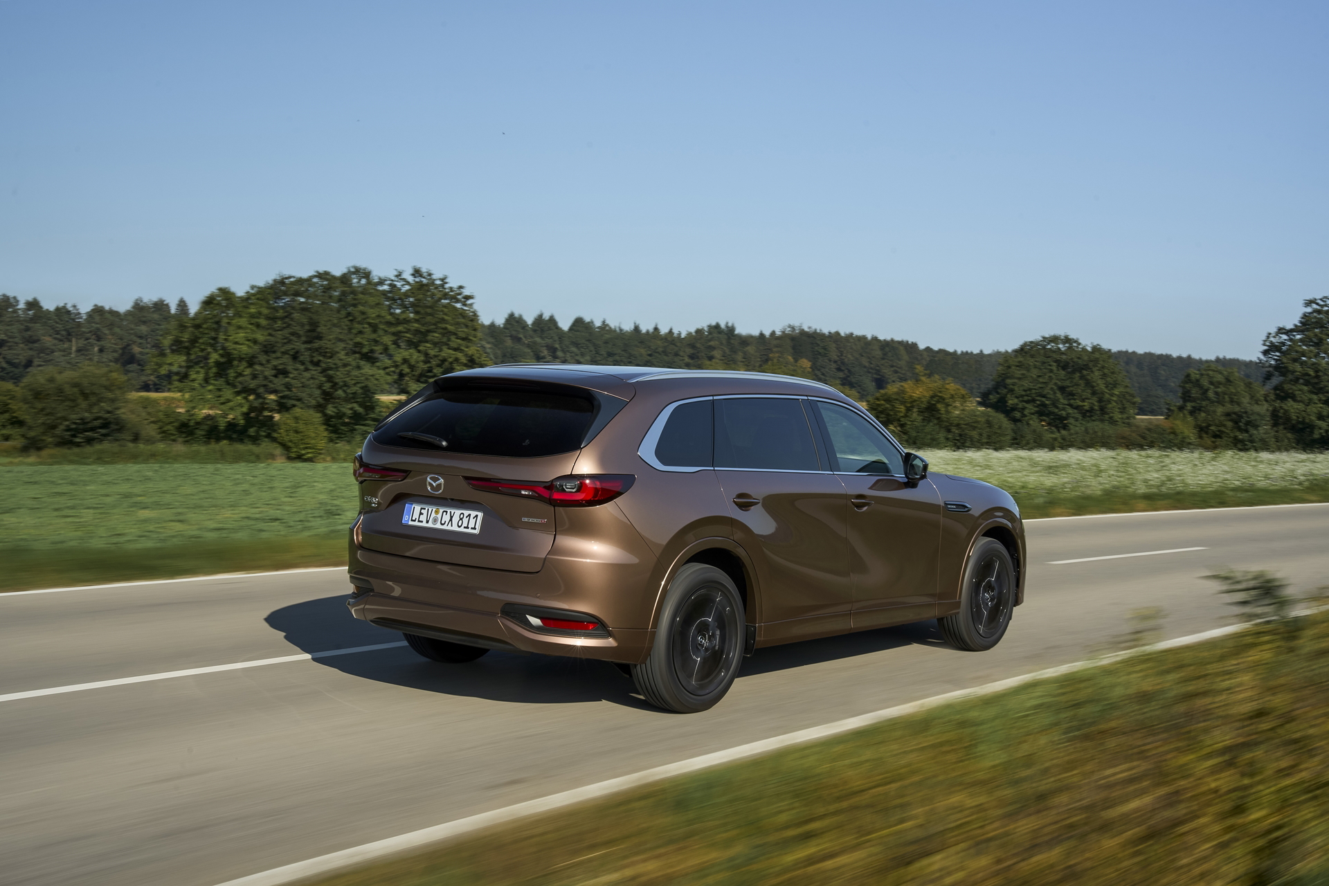 El Mazda CX-80 demuestra elegancia y robustez con su diseño trasero y perfil lateral.