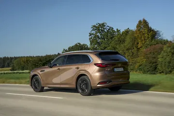 Vista trasera y lateral del Mazda CX-80 2025, destacando su diseño y proporciones.