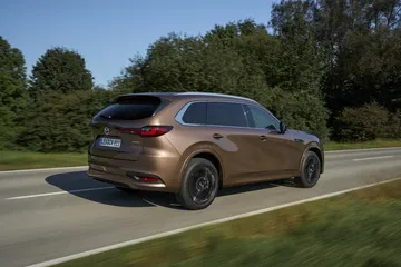 Vista trasera y lateral del Mazda CX-80, evidenciando su robustez y elegancia.