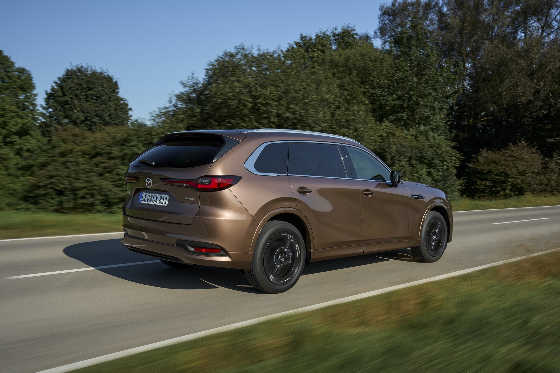 Vista trasera y lateral del Mazda CX-80, evidenciando su robustez y elegancia.