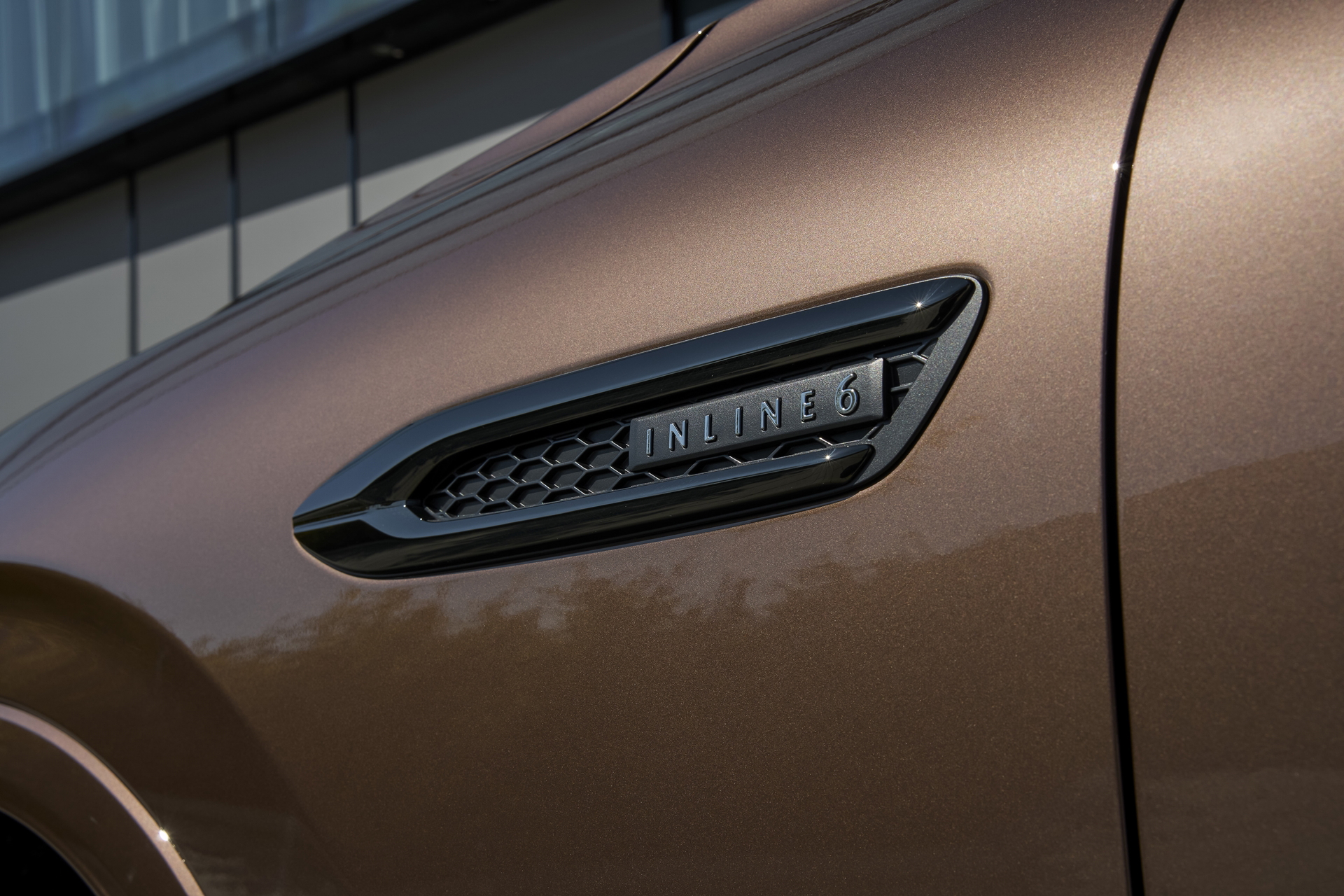 Vista de la distintiva parrilla de un Mazda CX-80, mostrando líneas elegantes y modernas.