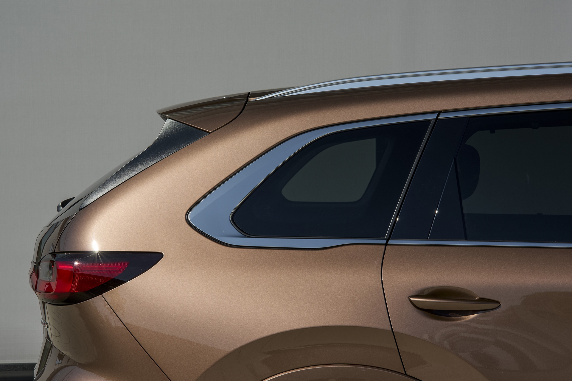 Vista lateral que muestra la elegante silueta del Mazda CX-80 2025