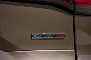 Etiqueta Mazda CX-80, sutil pero distintiva en la carrocería.