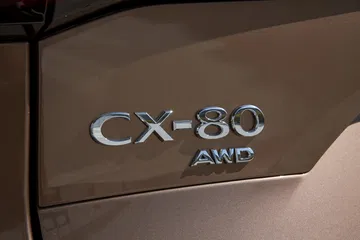 Emblema CX-80 resaltando la identidad del SUV de Mazda.
