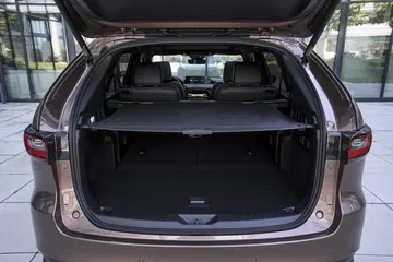Amplio maletero del Mazda CX-80, ideal para familias numerosas o viajes largos.