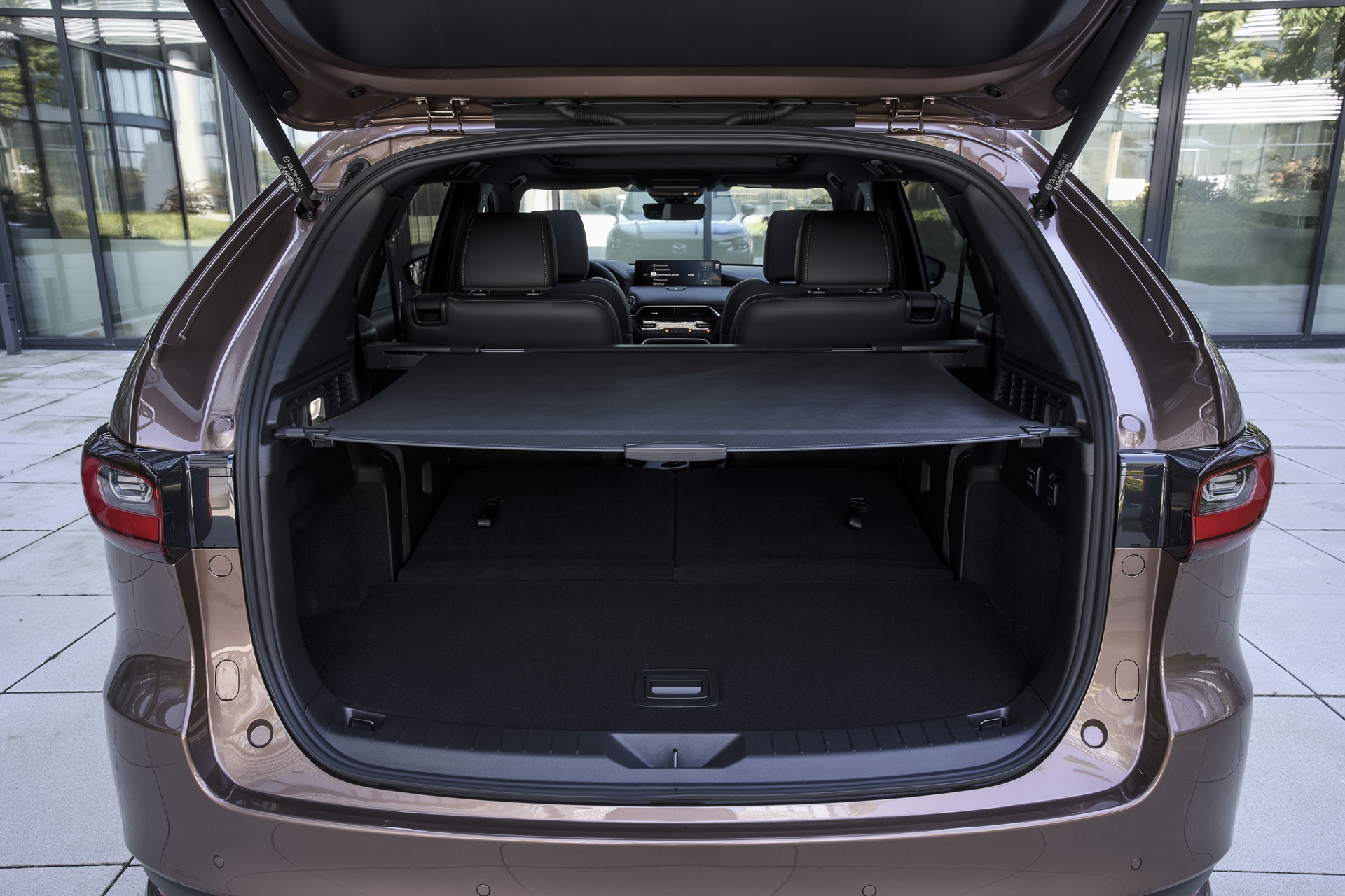 Amplio maletero del Mazda CX-80, ideal para familias numerosas o viajes largos.