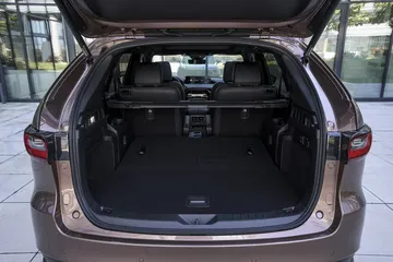 Amplio maletero del Mazda CX-80, ideal para familias numerosas o viajes extensos.