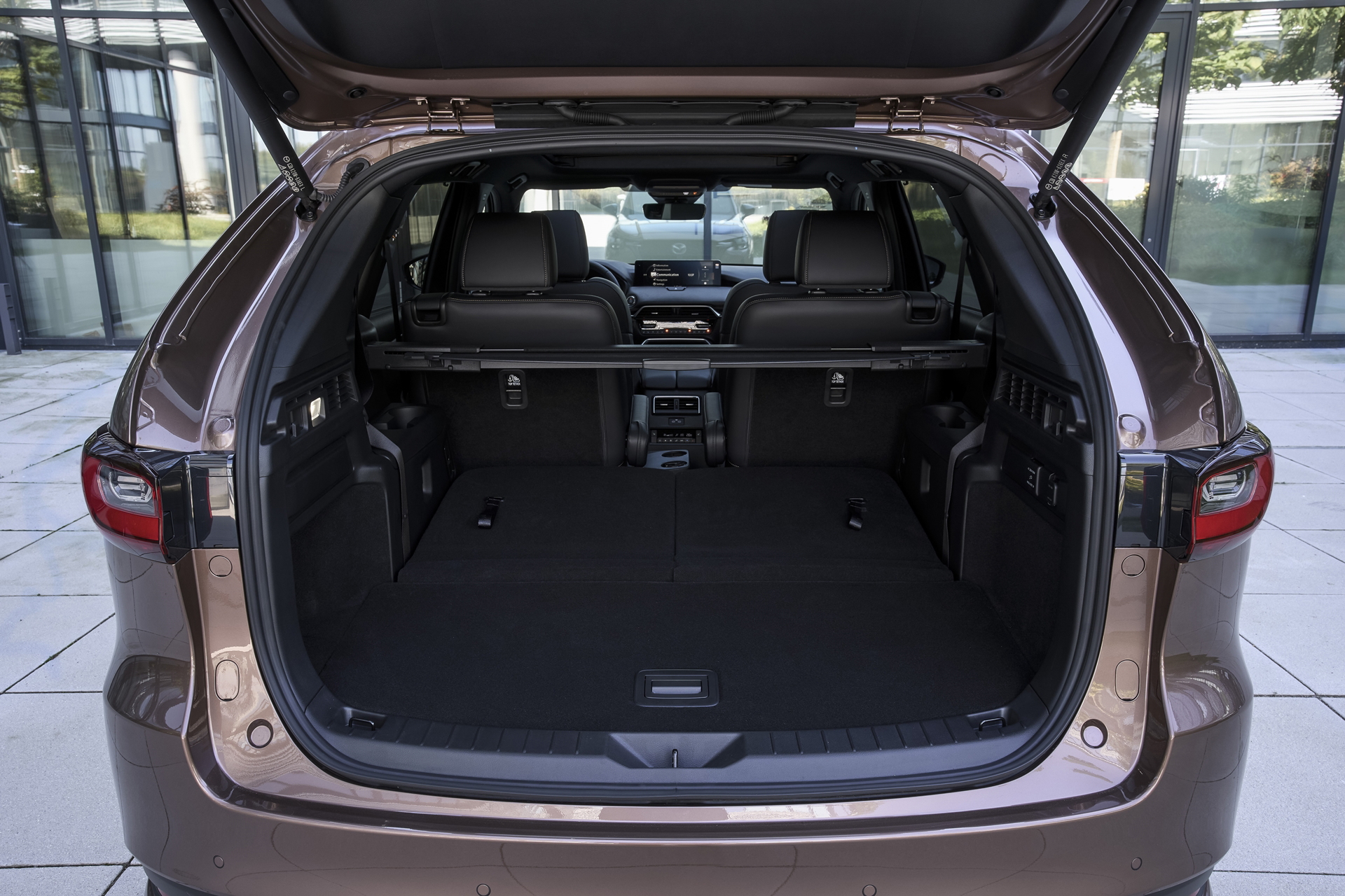 Amplio maletero del Mazda CX-80, ideal para familias numerosas o viajes extensos.