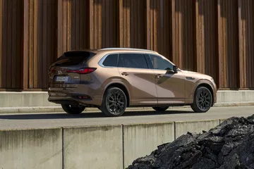 Vista lateral del Mazda CX-80 mostrando su diseño aerodinámico.