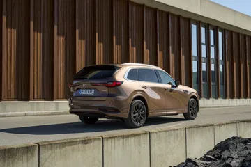 Vista trasera y lateral del Mazda CX-80, destacando su diseño y tamaño.