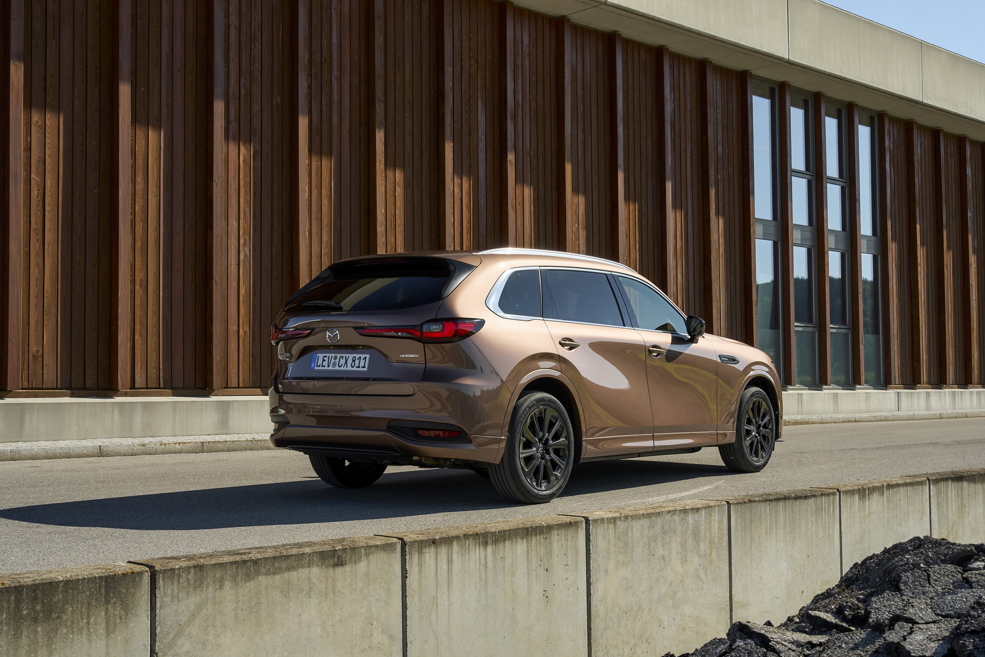 Vista trasera y lateral del Mazda CX-80, destacando su diseño y tamaño.