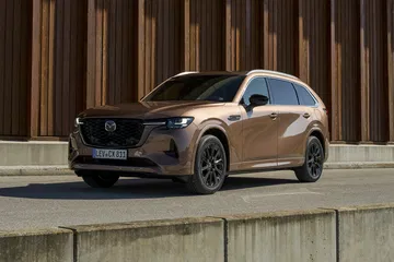 Vista lateral del Mazda CX-80 resaltando su diseño y tamaño.