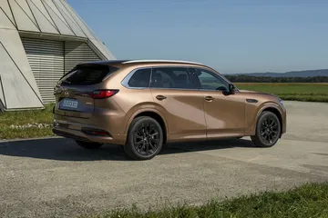 SUV Mazda CX-80 2025, diseño elegante y espacioso, competencia para el BMW X5.