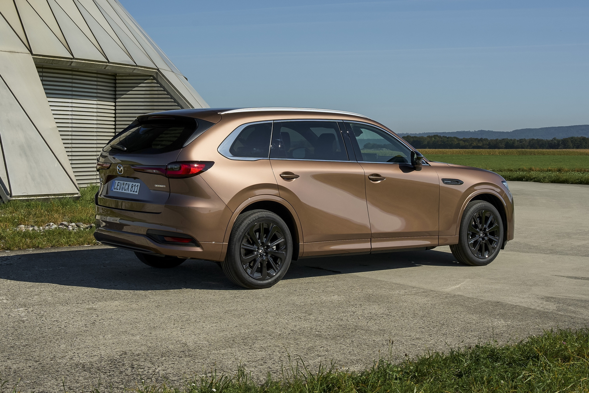 SUV Mazda CX-80 2025, diseño elegante y espacioso, competencia para el BMW X5.