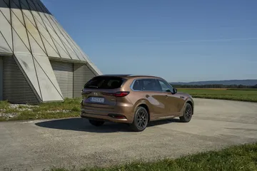 Vista trasera y lateral del Mazda CX-80, mostrando su diseño robusto y elegante.