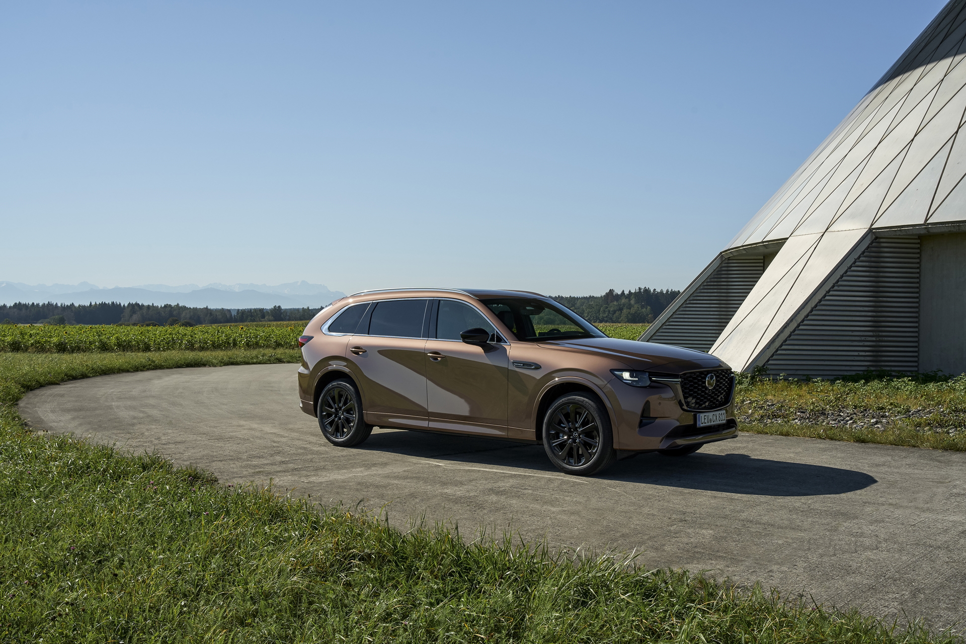 Estética refinada del Mazda CX-80, perfilando cada línea con dinamismo y elegancia.