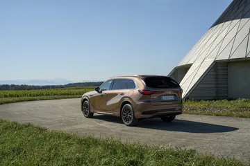 Vista trasera y lateral del Mazda CX-80, resaltando su diseño robusto y dinámico.