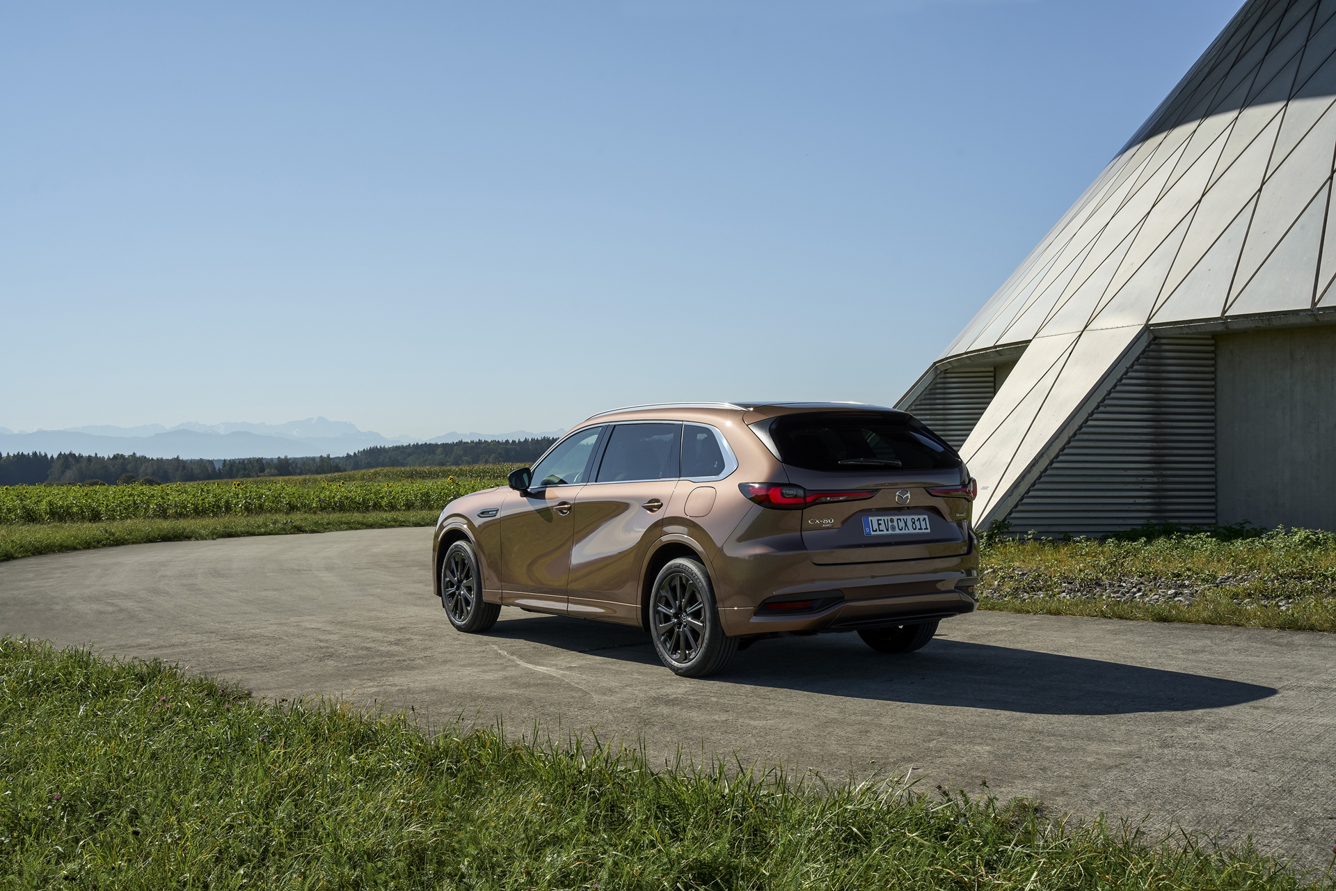 Vista trasera y lateral del Mazda CX-80, resaltando su diseño robusto y dinámico.