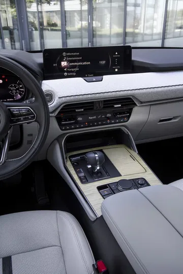 Vista consola central Mazda CX-80 destacando elegancia y tecnología