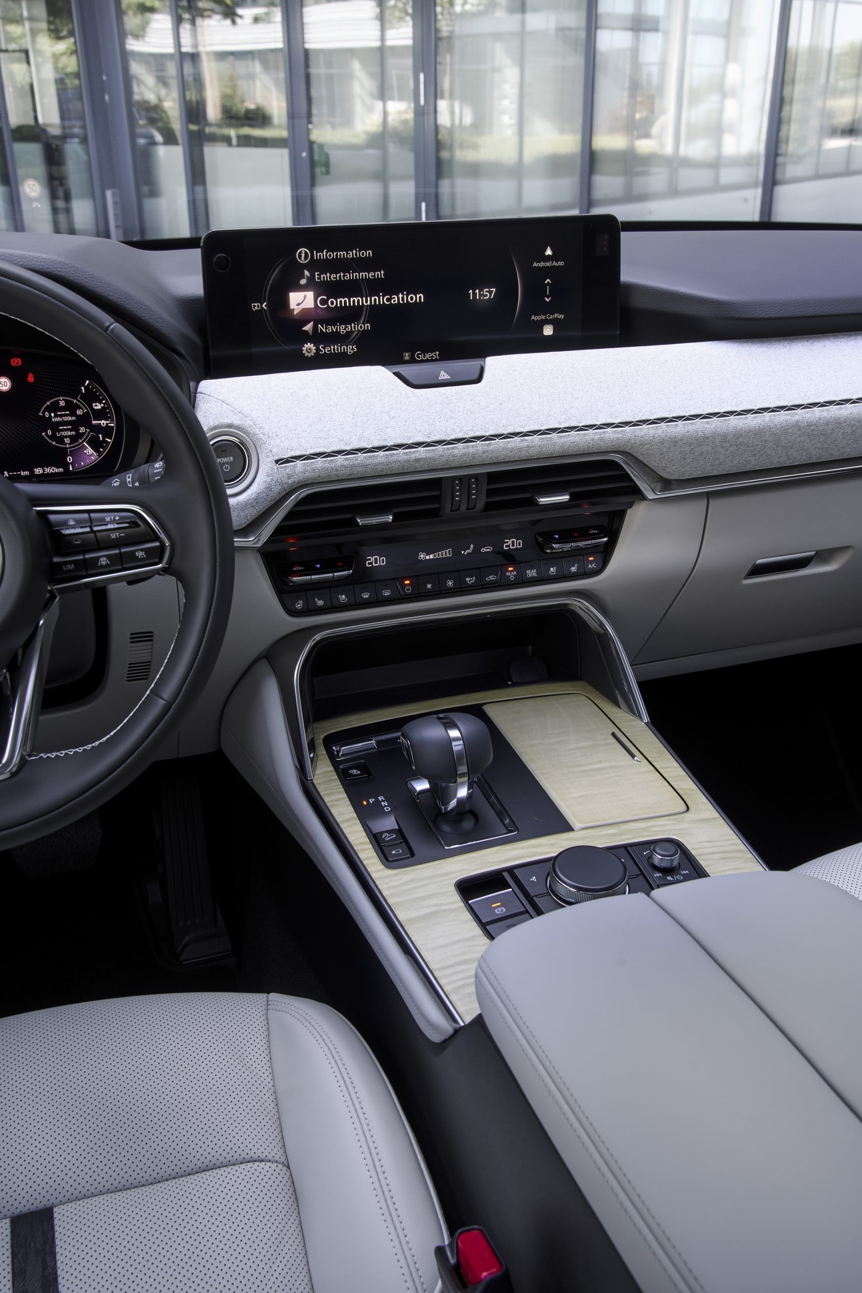 Vista consola central Mazda CX-80 destacando elegancia y tecnología