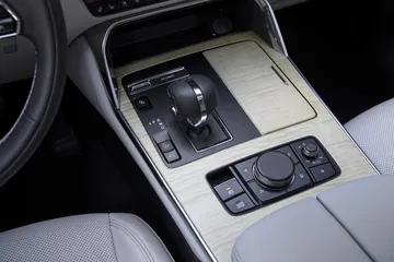 Vista detallada de la consola central del Mazda CX-80, resaltando su ergonomía y diseño.