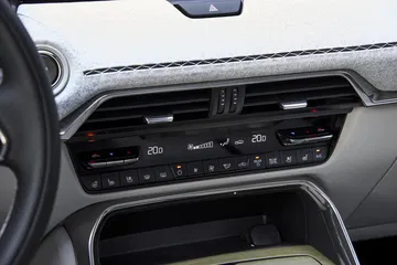 Vista de la consola central del Mazda CX-80, destacando su diseño y ergonomía.