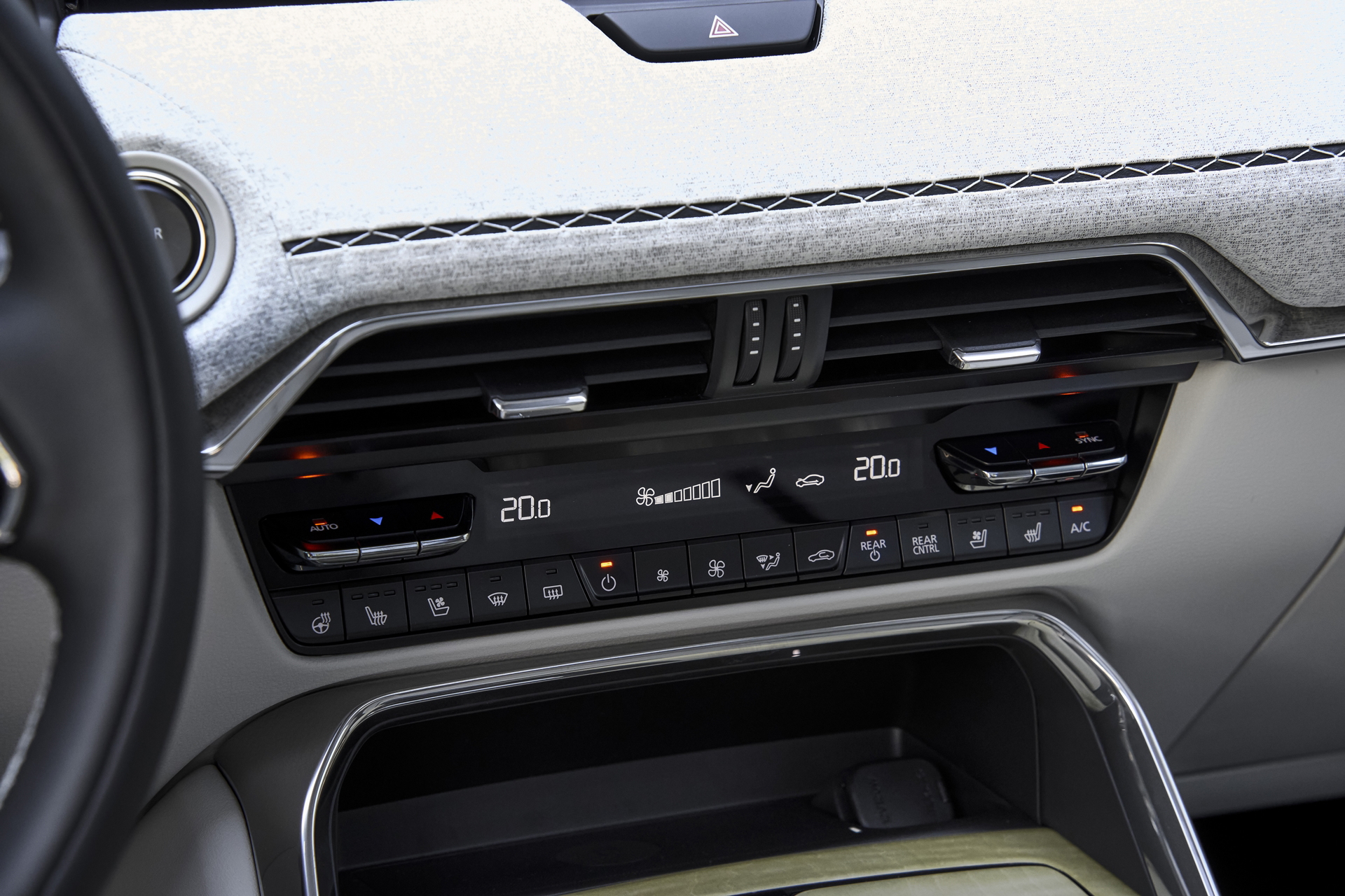Vista de la consola central del Mazda CX-80, destacando su diseño y ergonomía.