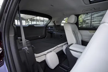 Espacioso maletero del Mazda CX-80, ideal para familias numerosas.