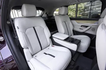 Amplitud y comodidad destacan en el habitáculo del Mazda CX-80.