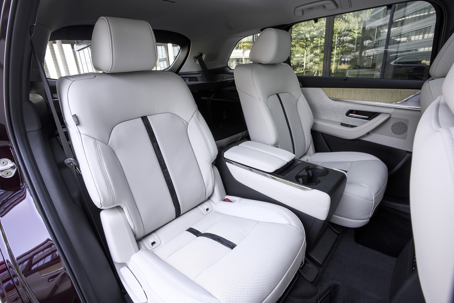 Amplitud y comodidad destacan en el habitáculo del Mazda CX-80.