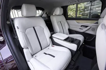 Configuración versátil de la segunda fila de asientos en el Mazda CX-80, con acabados de primera.