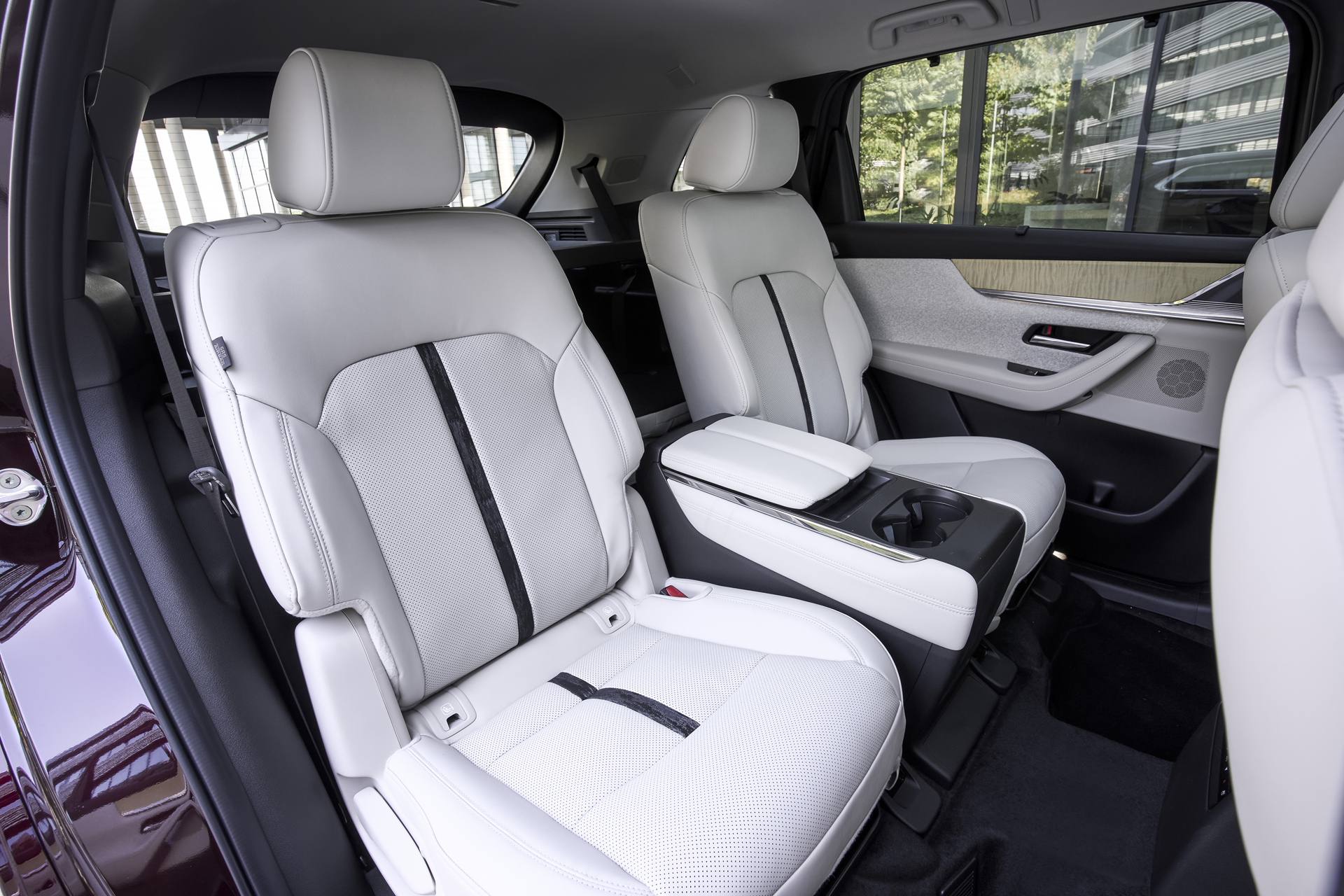 Configuración versátil de la segunda fila de asientos en el Mazda CX-80, con acabados de primera.