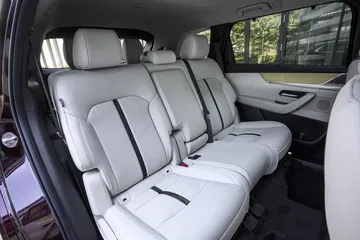 Confortables asientos en configuración de 6 o 7 plazas del Mazda CX-80.