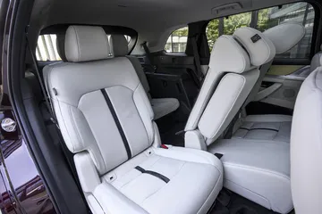 Amplia banqueta trasera del Mazda CX-80 con acabados premium.