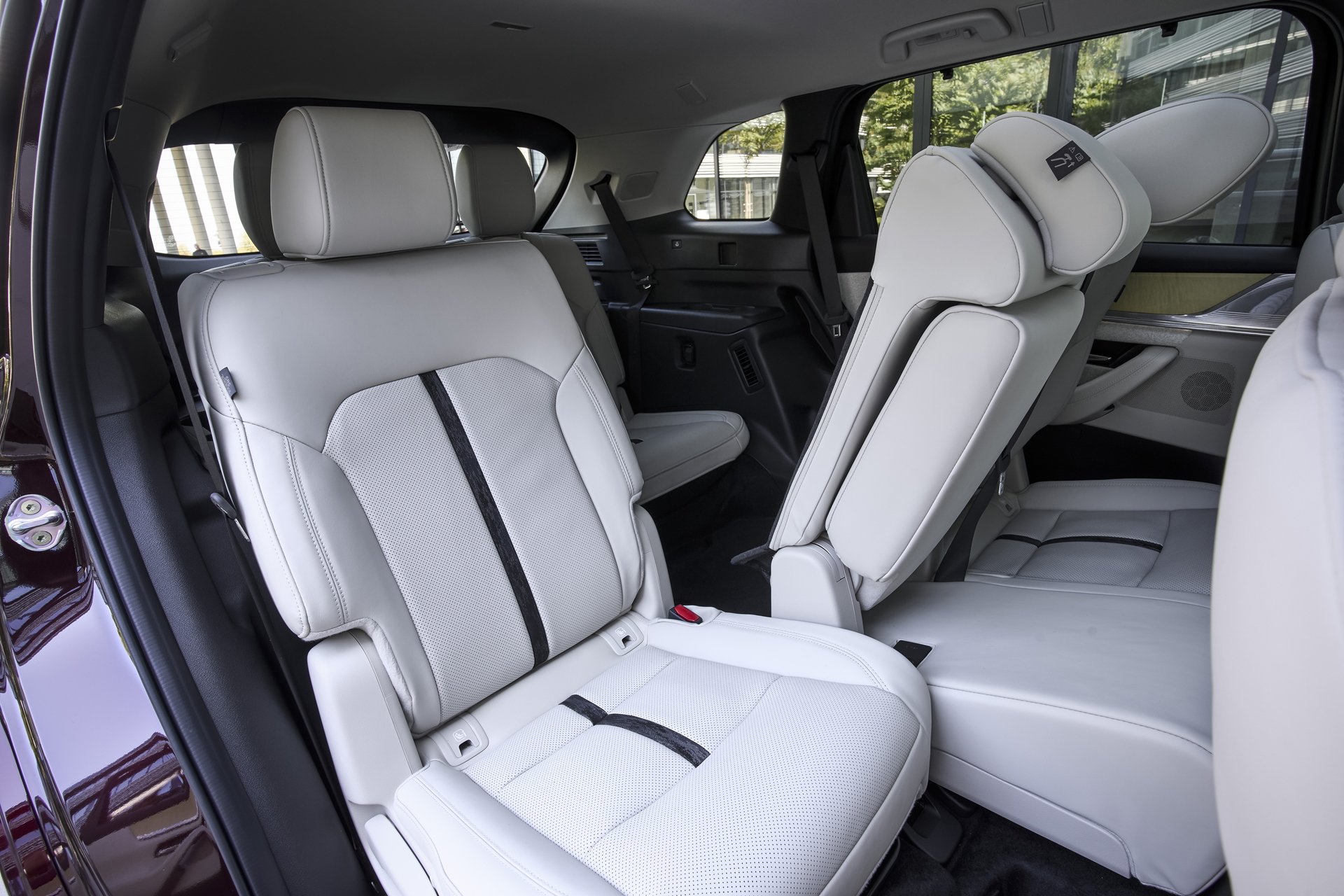 Amplia banqueta trasera del Mazda CX-80 con acabados premium.