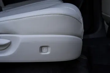 Botón de ajuste del asiento, sutileza y ergonomía.