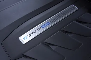 Umbral de puerta del Mazda CX-80 2025 con logo iluminado.