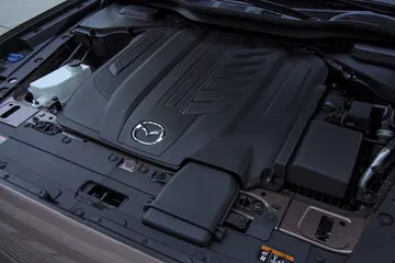 Vista del motor Mazda CX-80, exhibiendo diseño y tecnología actual.
