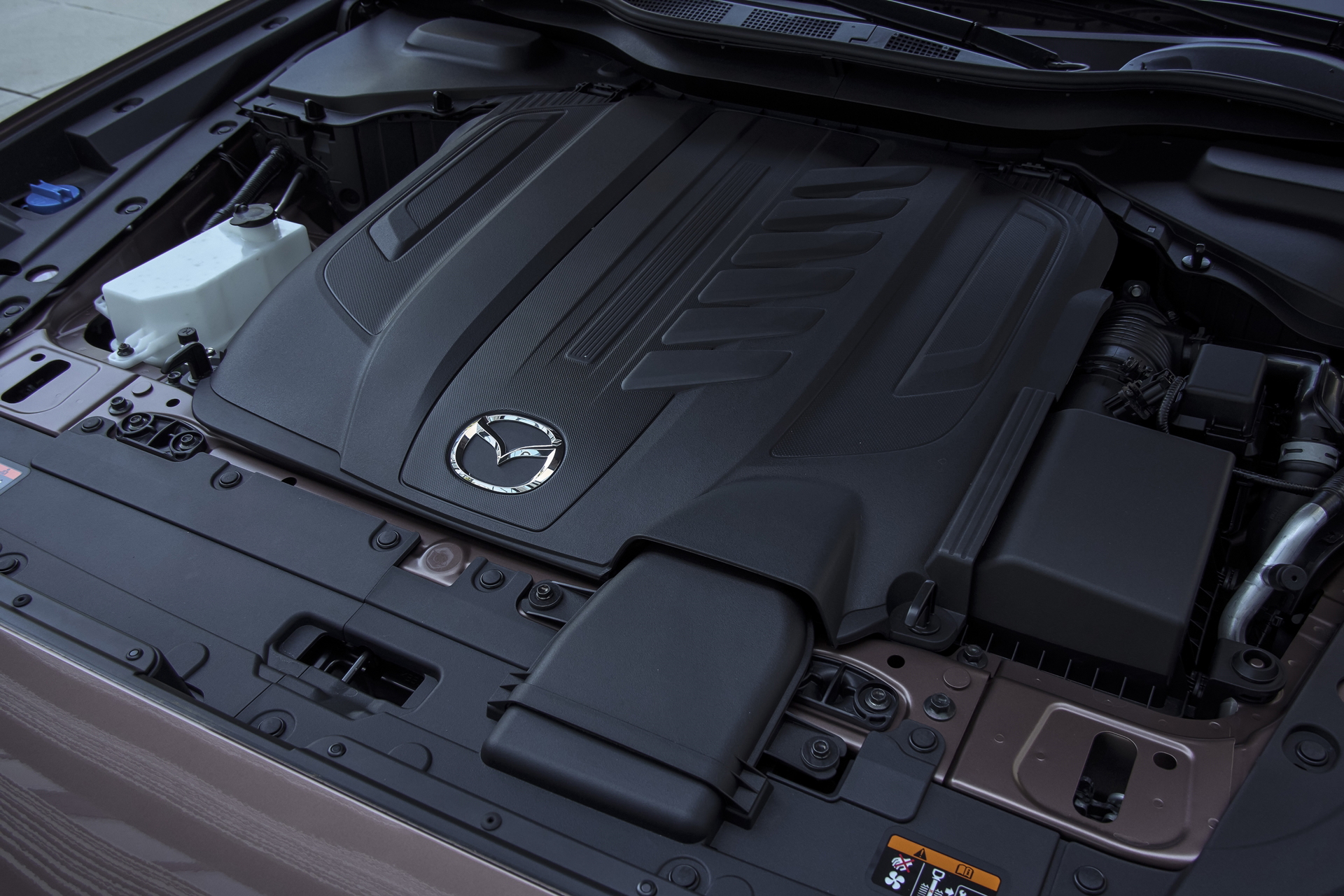Vista del motor Mazda CX-80, exhibiendo diseño y tecnología actual.