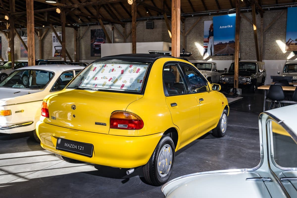 Edición especial Mazda Haribo, vista lateral trasera en amarillo vibrante.